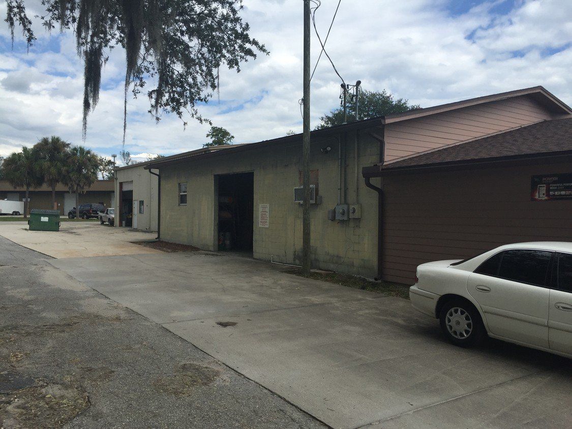 Storefront Retail Space For Lease: 334 Parkridge Ave, Orange Park, FL 32065